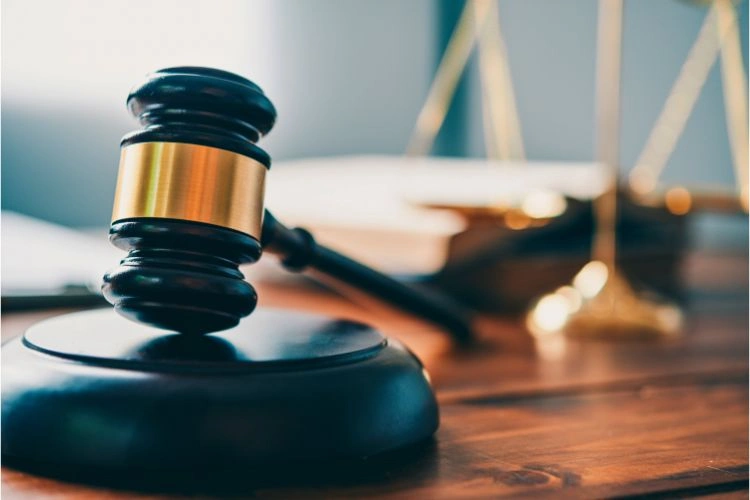 Maillet de juge pour représenter les lois contre le cyberharcèlement