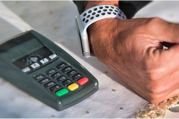 Homme en train de payer sans contact avec sa montre connectée