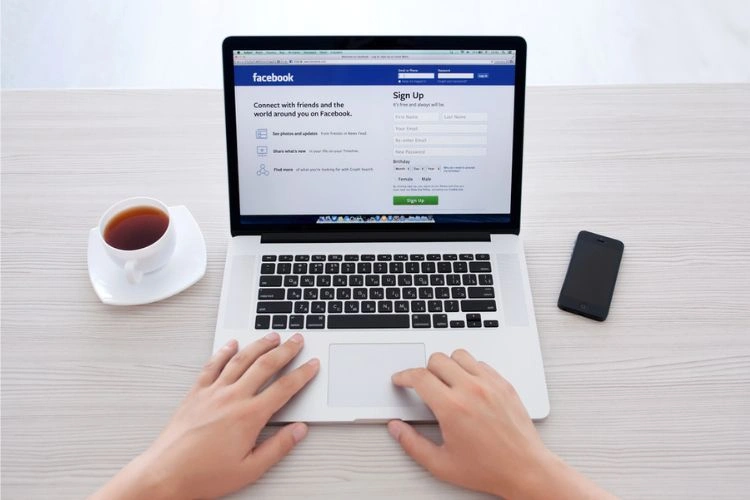Personne essayant de se connecter à son compte Facebook bloqué