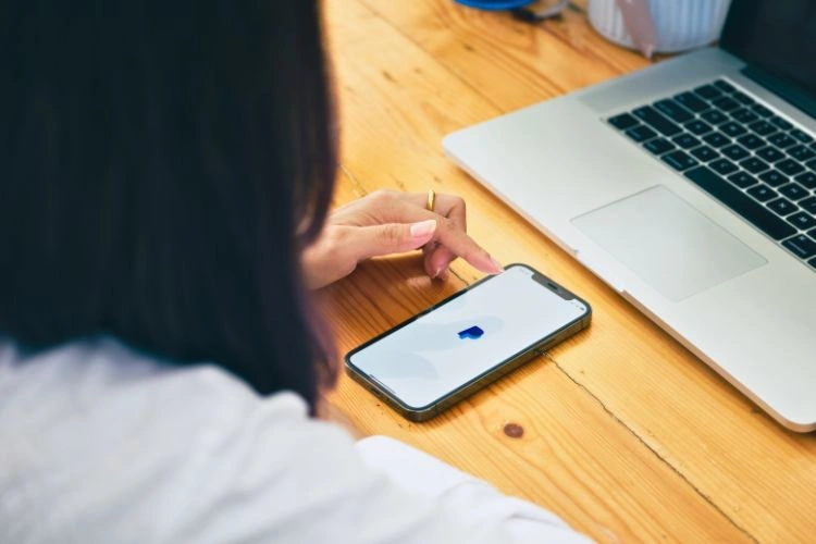 Femme utilisant le portefeuille électronique PayPal
