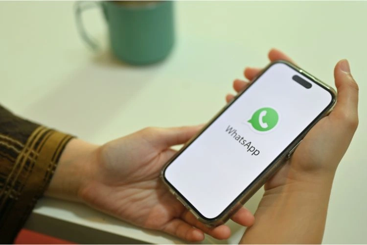 Icône de WhatsApp dans un téléphone