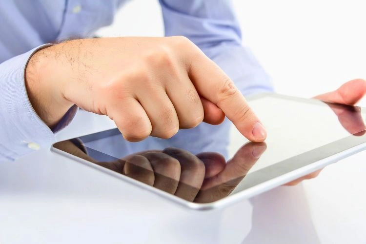 Homme créant un cahier des charges pour une application mobile