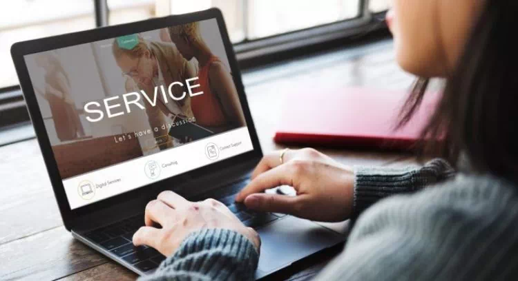 Femme d'un support informatique à distance prenant la main sur un ordinateur