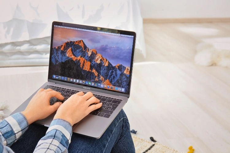 Personne en train d'utiliser son MacBook
