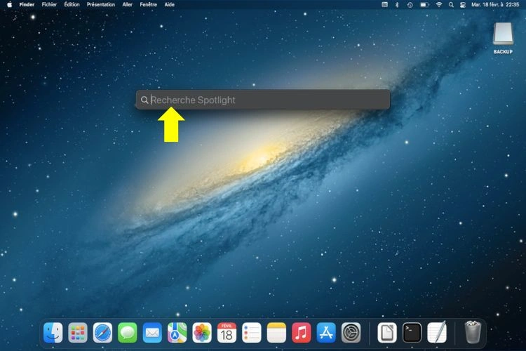 Écran d'accueil mac avec la barre Spotlight