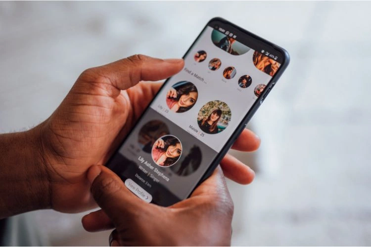 Homme en train d'élargir son horizon de rencontre