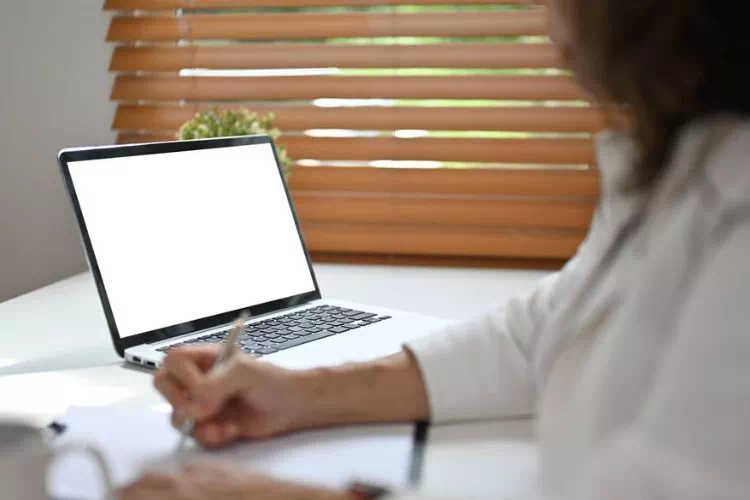 Femme travaillant avec son ordinateur portable