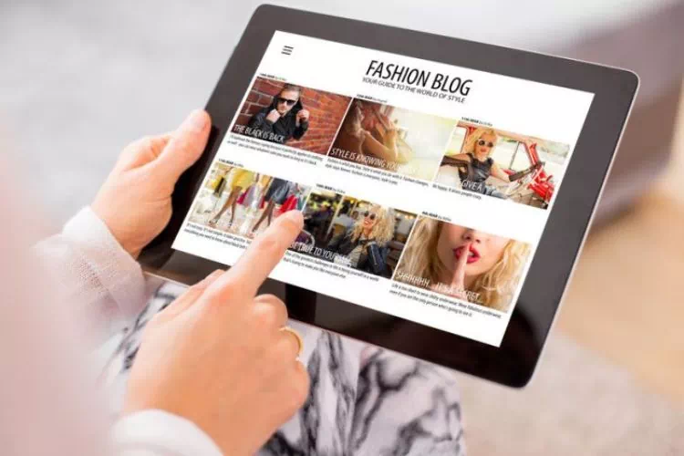 Personne allant sur internet avec sa tablette