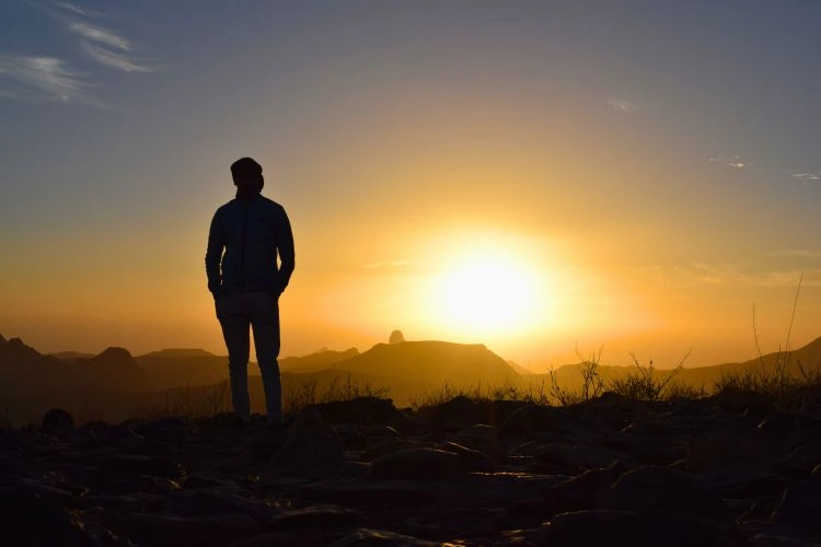 Photo d'un homme près d'un coucher de soleil