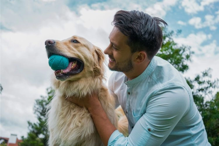 Homme prenant une jolie photo avec son chien