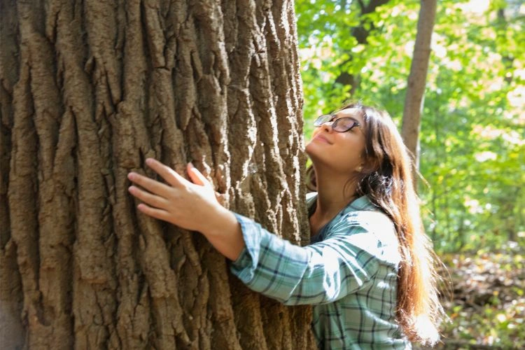 Femme prenant une photo en pleine nature