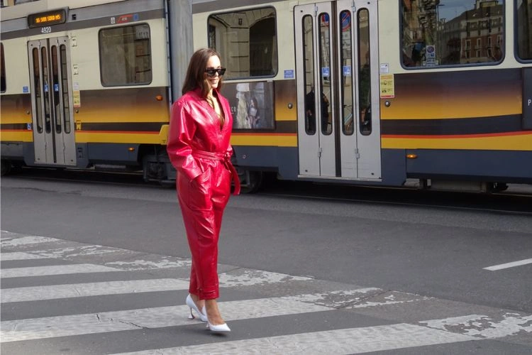 Femme prenant une photo en pleine ville