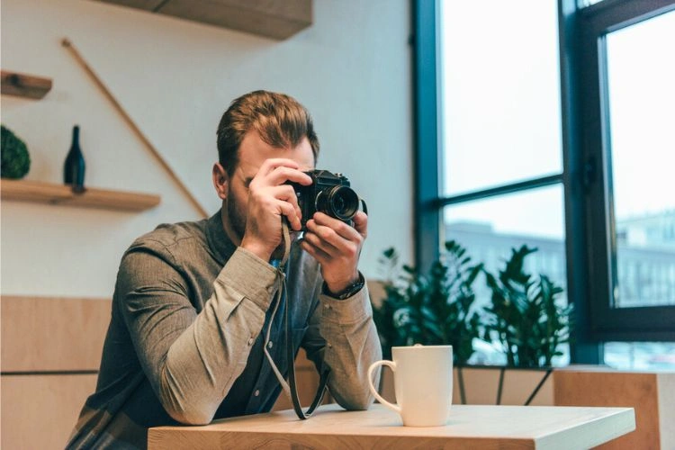 Homme prenant une photo d'un objet de son quotidien