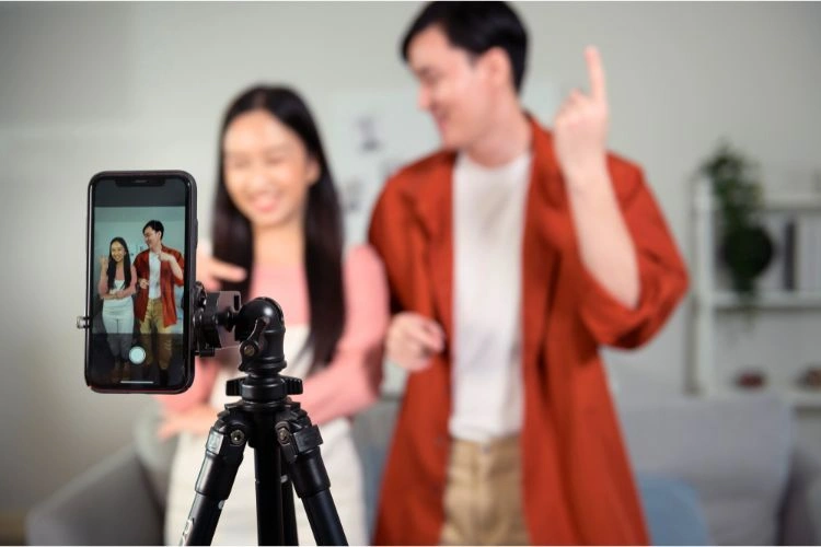 Deux chinois en train de faire une vidéo Tik-Tok