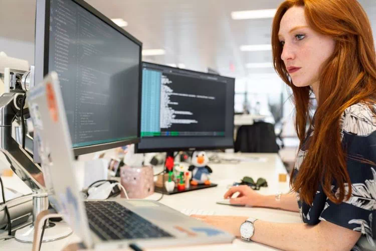Développeur web travaillant sur le design d'un site