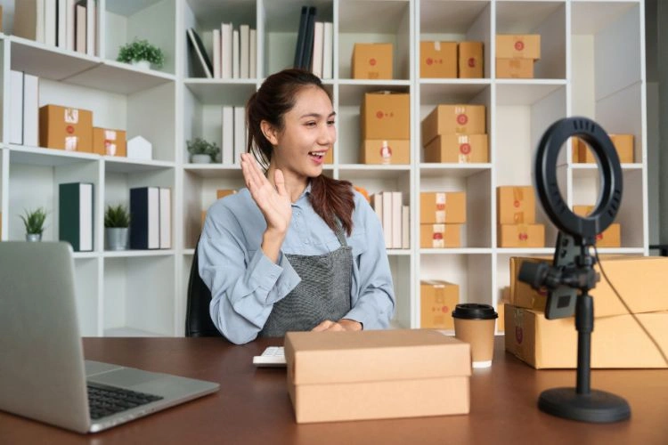 Personne en train d'interagir avec sa communauté