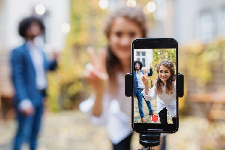 Personnes en train de faire une vidéo