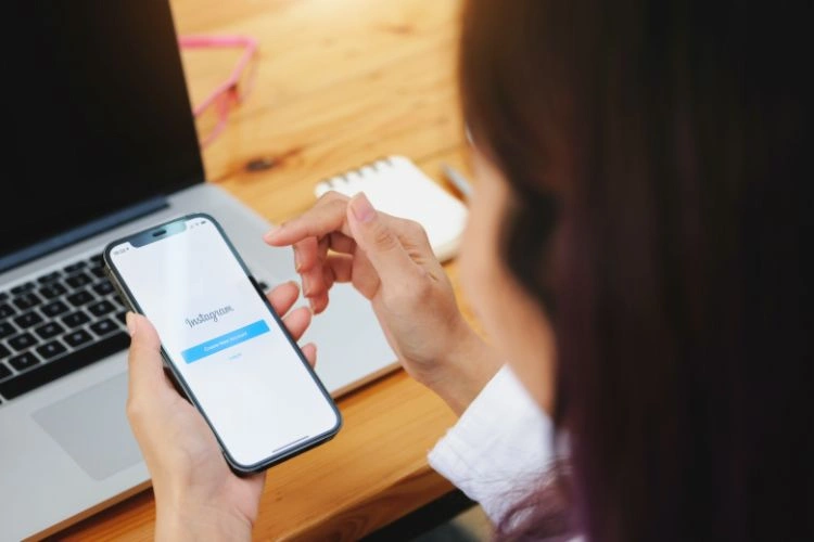 Personne se connectant à Instagram