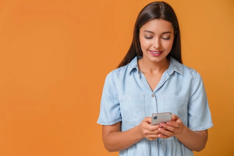 Femme en train de vérifier ses statistiques X