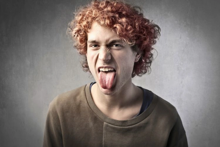 Homme faisant une grimace