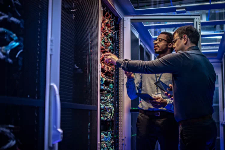 Techniciens faisant une maintenance dans la salle des serveurs