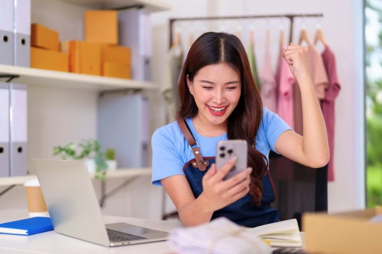 Femme en train de faire un live TikTok