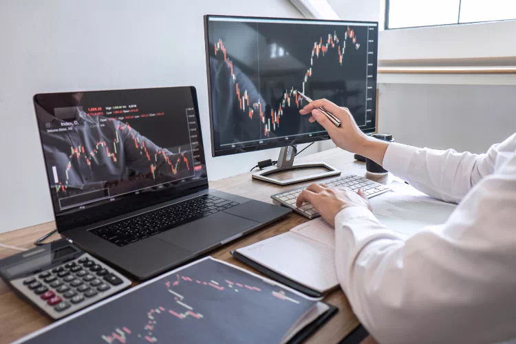 Personne s'inspirant de stratégies établies pour faire du trading