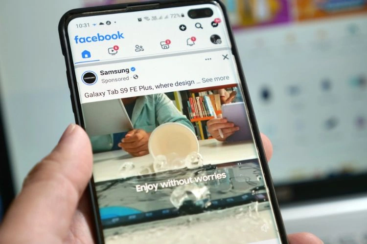 Personne utilisant Facebook