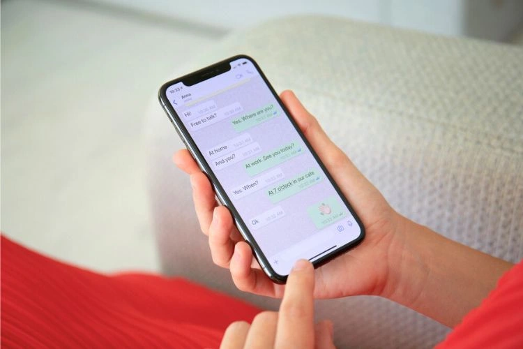 Personne regardant des messages Whatsapp