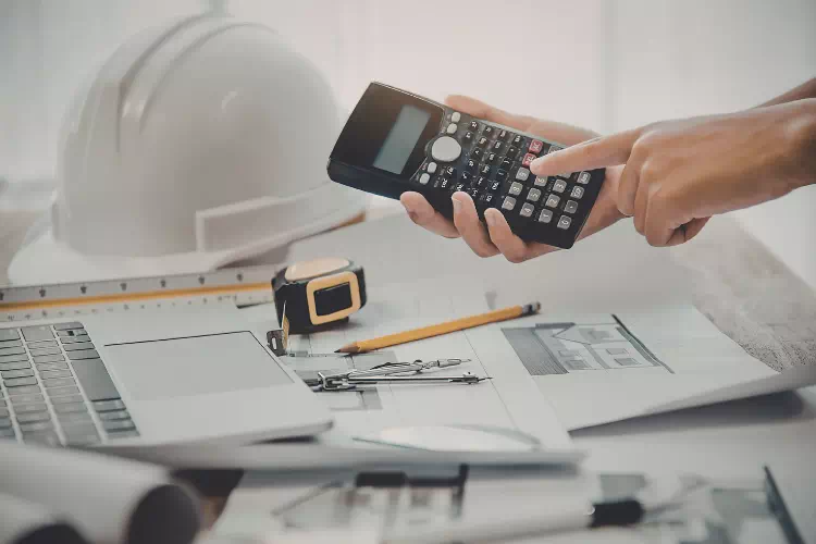 Agent du BTP faisant un devis