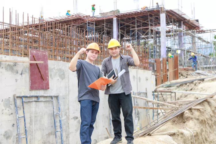 Agents du BTP discutant sur un chantier