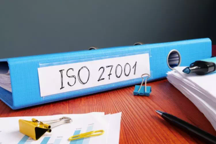 Classeur rassemblant des documents relatifs à la certification ISO 27001
