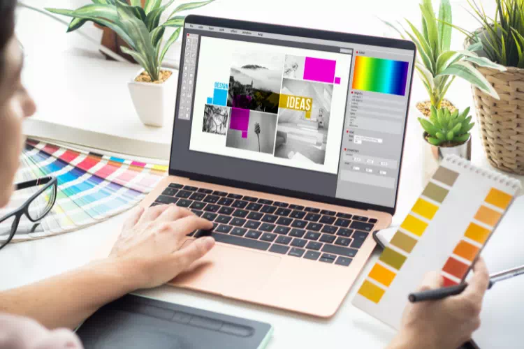 Designer graphique travaillant sur un projet