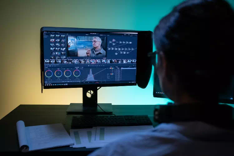 Ingénieur de son qui utilise un logiciel d'intégration de son