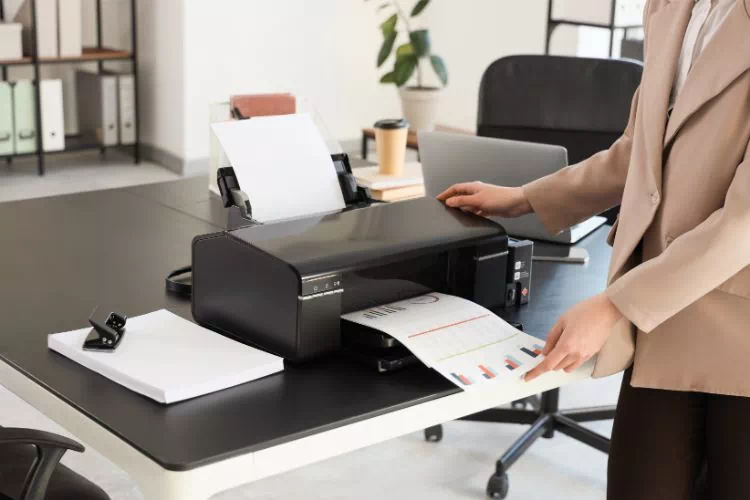 Jeune femme imprimant des documents