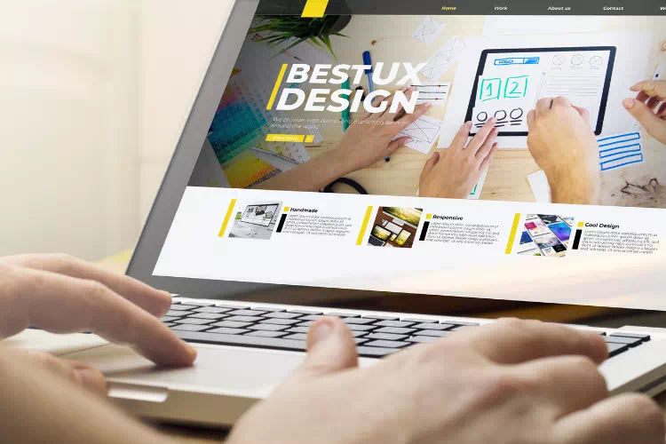 Personne consultant un site web