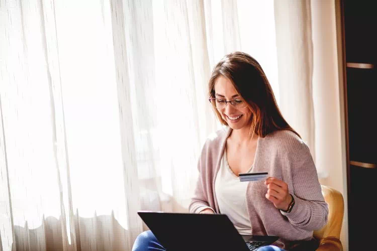 Jeune femme achetant en ligne des lunettes