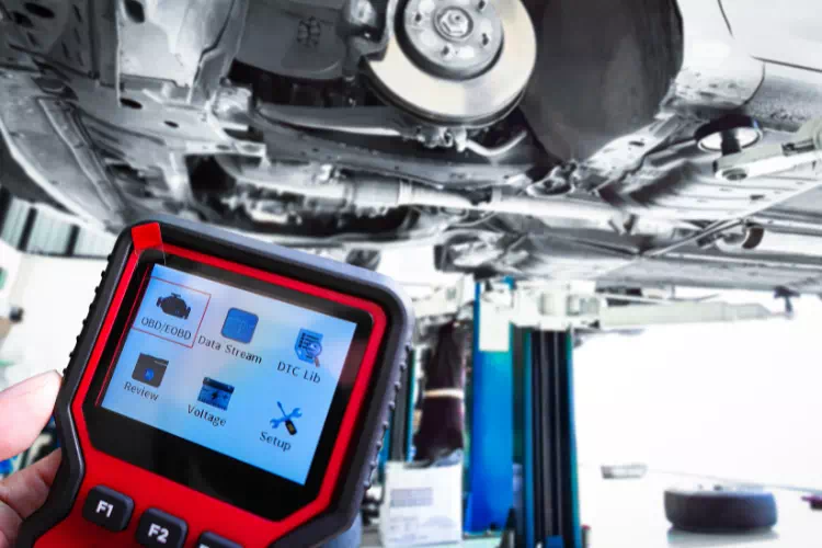 Diagnostic d'une auto par OBD dans un garage