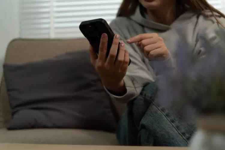 Femme qui reçoit une notification sur son téléphone