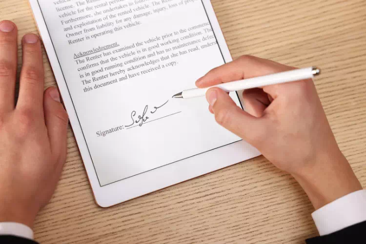 Homme d'affaires utilisant sa signature électronique sur un document