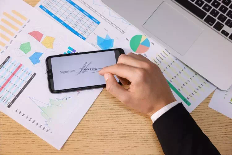 Homme d'affaires utilisant une signature électronique