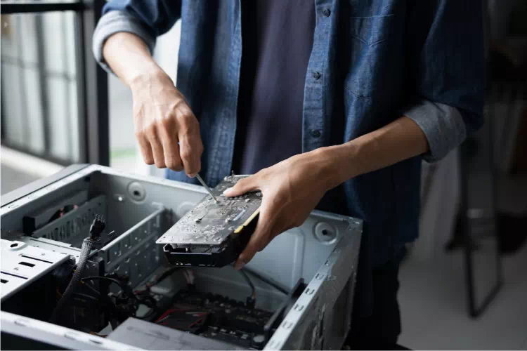 Personne faisant la maintenance d'un disque dur