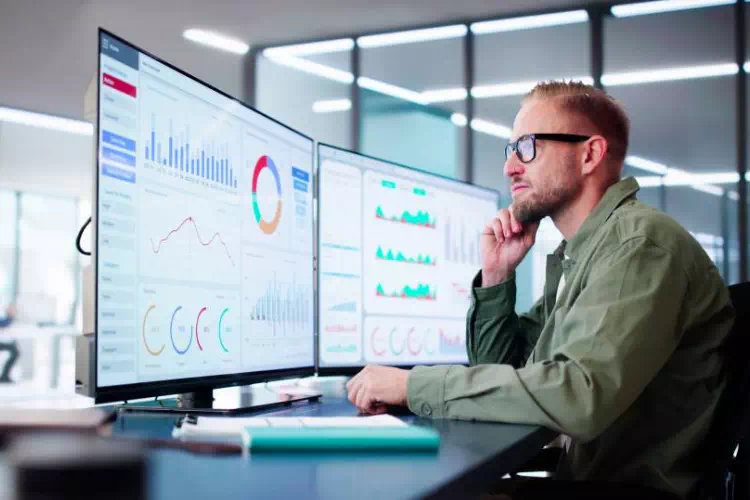 Personne travaillant sur son ordinateur pro