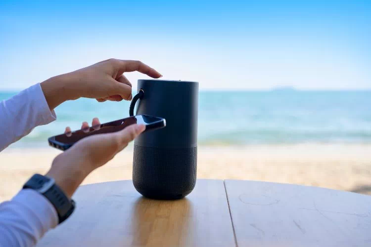 Homme en train de connecter un Bluetooth