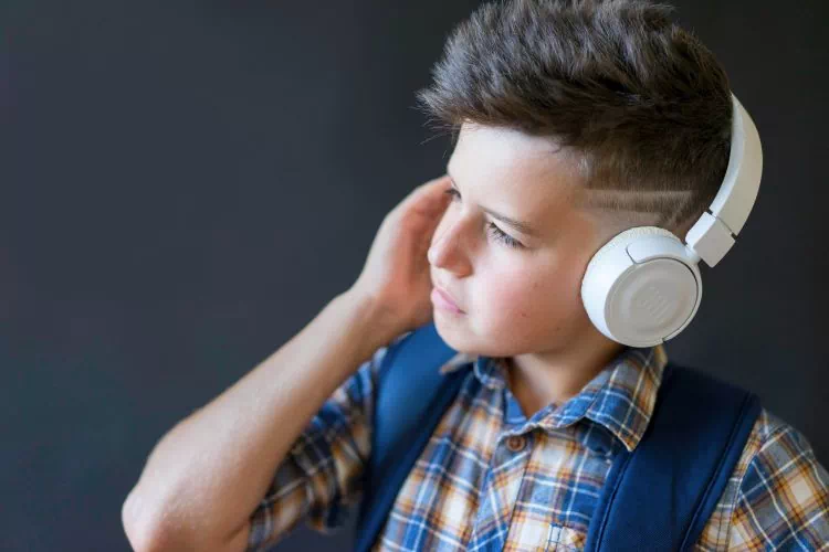 Jeune garçon avec son casque audio