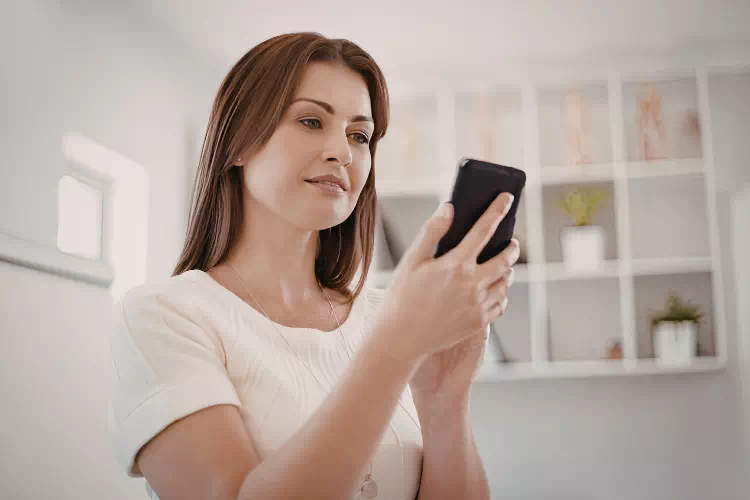 Personne qui apprend le code de la route sur son téléphone