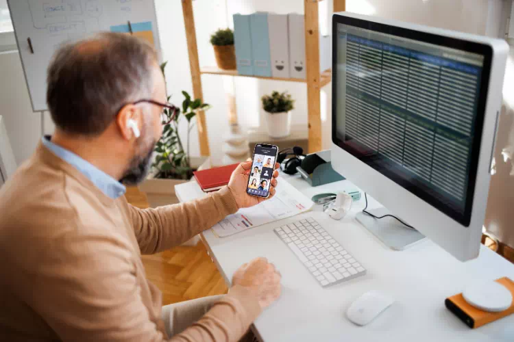 Personne travaillant en télétravail