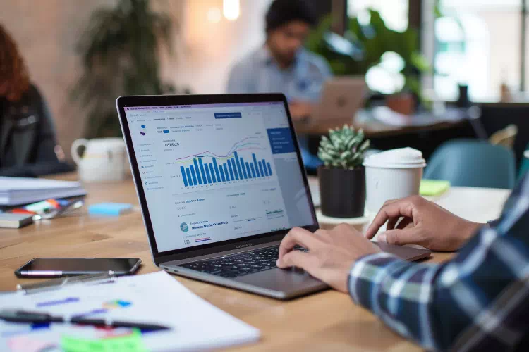 Personne utilisant un logiciel de CRM