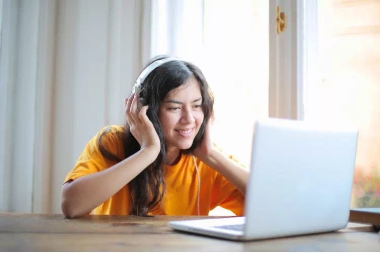 Femme écoutant de la musique sur son ordi