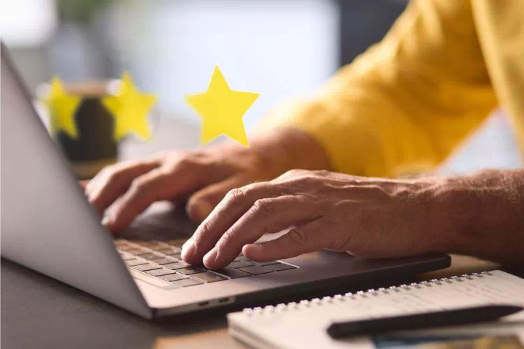 Personne mettant un avis depuis son pc